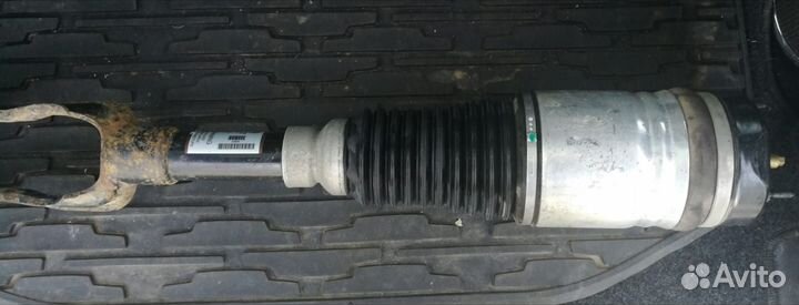 Пневмостойка передняя лева Jeep Grand Cherokee WK2
