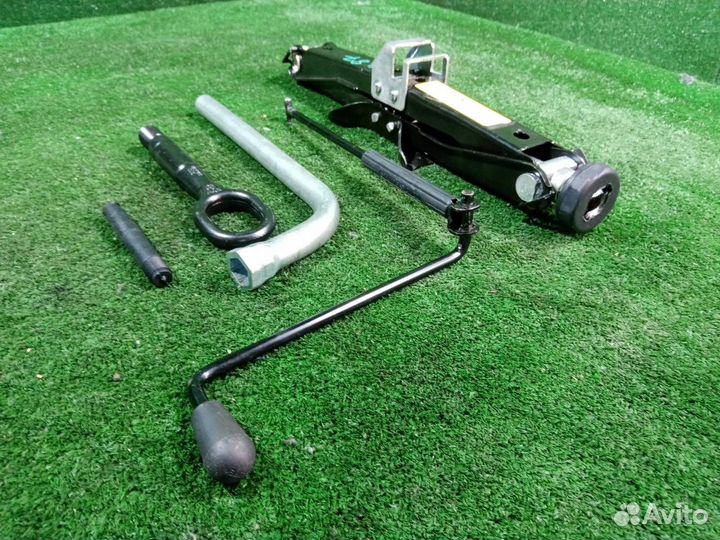 Домкрат Audi A4 B8 cdnc (2.0) 2009