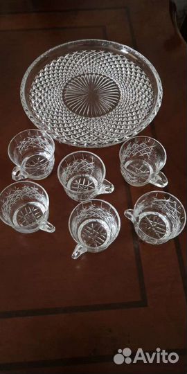 Хрустальный кружки с хрустальным блюдом