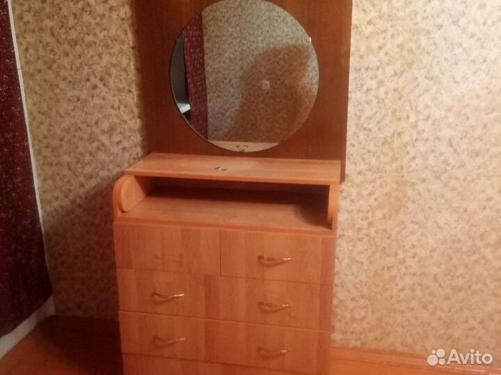 Трюмо с зеркалом