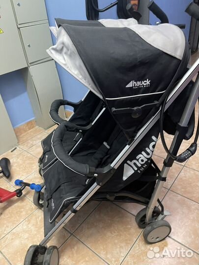 Коляска для двойни+ 2 беговела в подарок