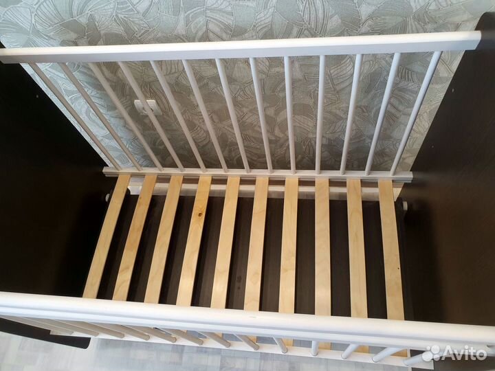 Кровать детская с маятником