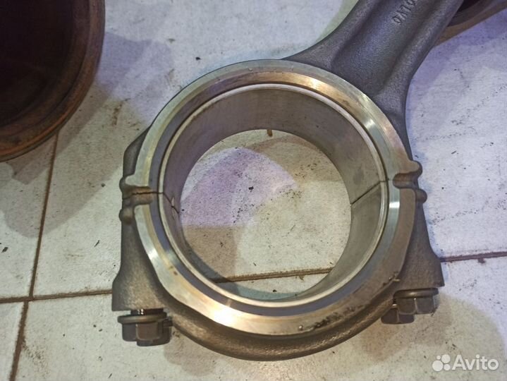 Поршень с шатуном Вольво