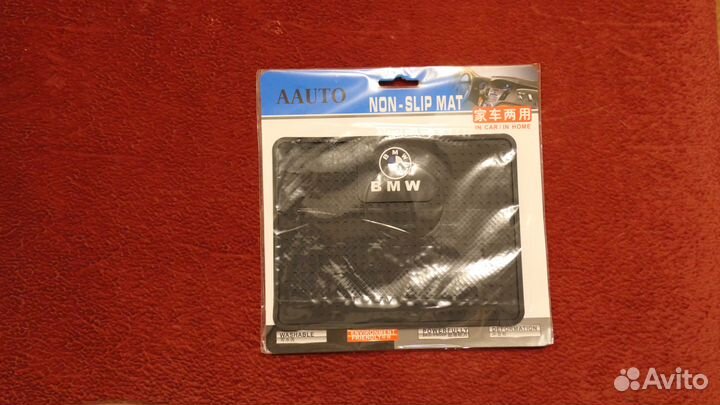 Коврик противоскользящий на панель BMW