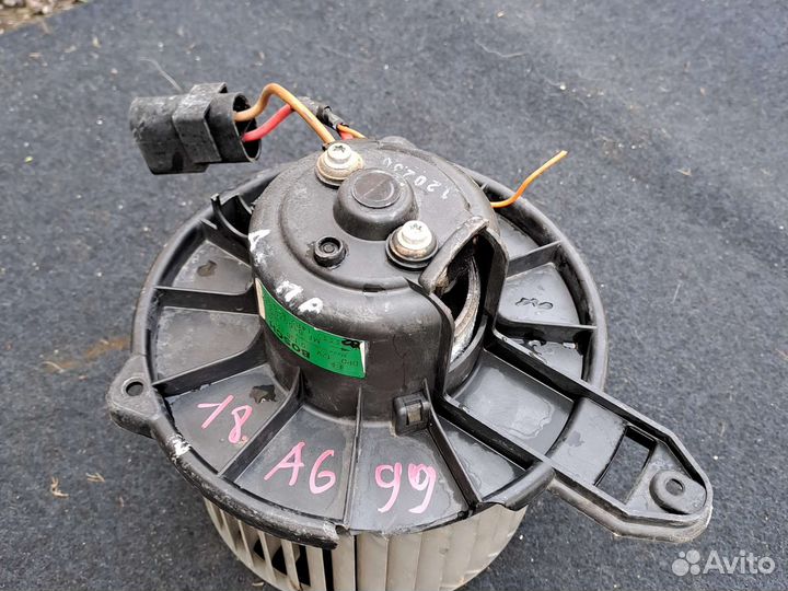 Моторчик печки Audi A6 C5. Правый руль