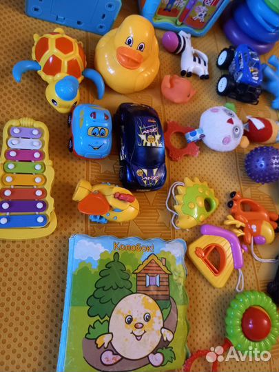 Детские игрушки пакетом и коврик пазл