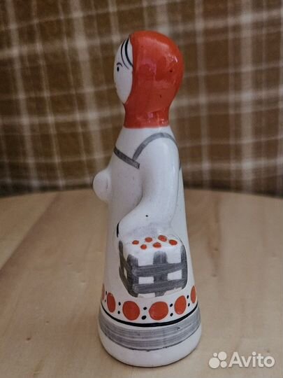 Девушка с лукошком