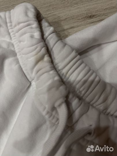 Белый спортивный костюм