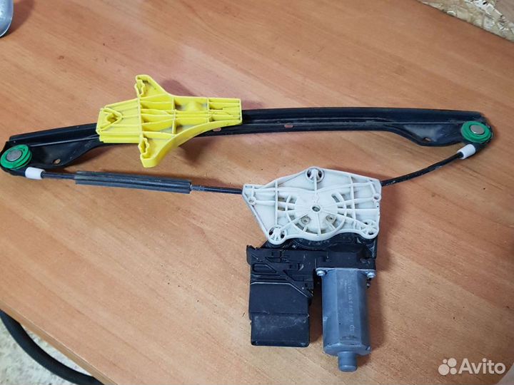 Стеклоподъёмник задний левый Гольф плюс