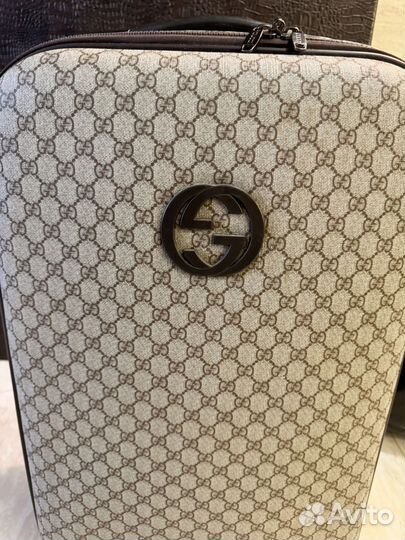 Чемодан на колесах ударопрочный