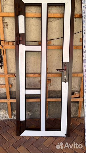 Дверь алюминиевая новая