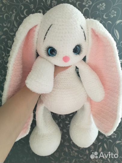 Вязаная игрушка заяц