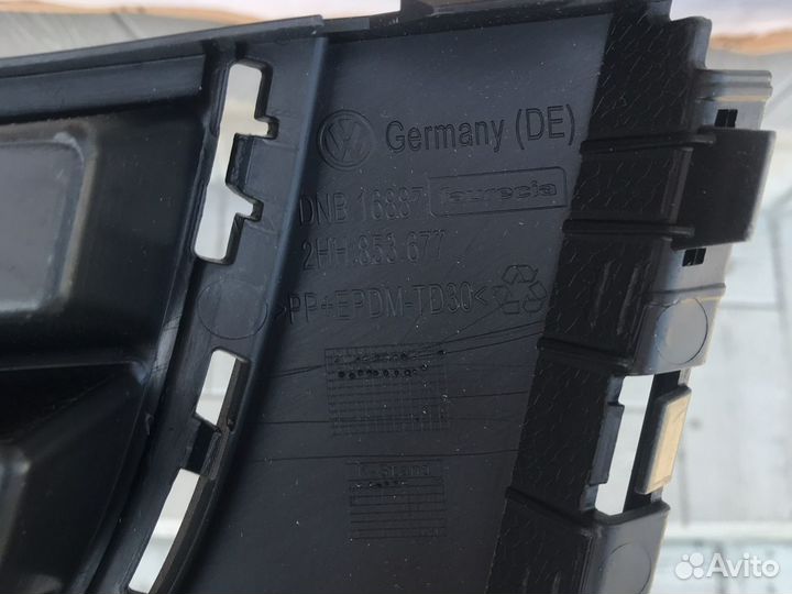 Решетка переднего бампера центральная Amarok