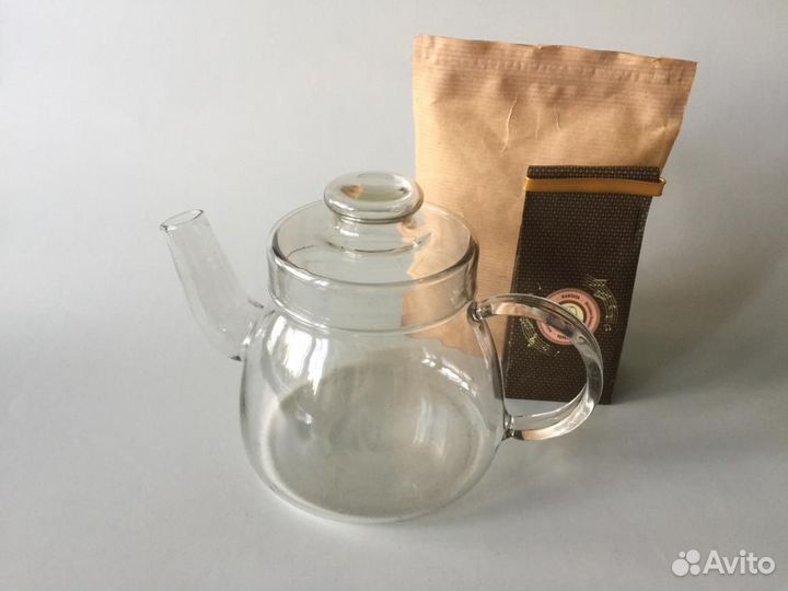 Стеклянный чайник и кружки