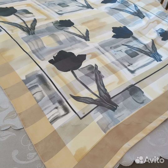 Большой светлый платок