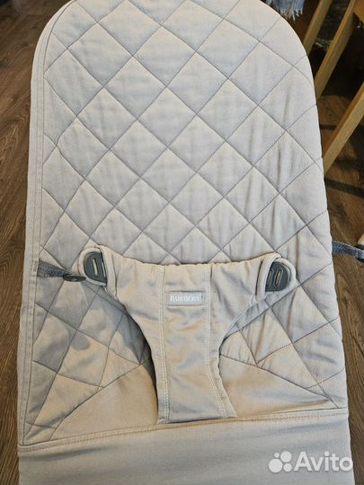 Шезлонг babybjorn с игрушкой
