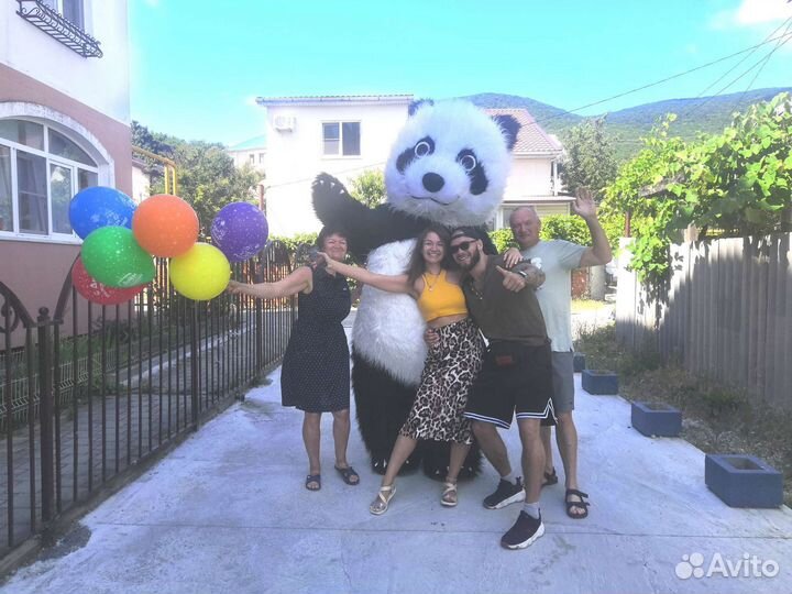 Праздничное поздравление от гигантского Панды