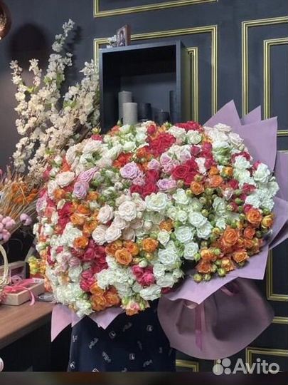 Шикарный букет из кустовой пионовидной розы