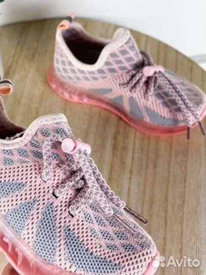 Кроссовки светящиеся новые