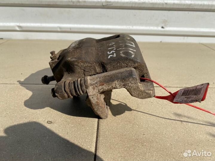 Тормозной суппорт передний правый Nissan Primera P