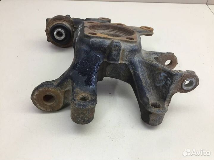 Кулак поворотный задний правый Toyota Auris E150 2