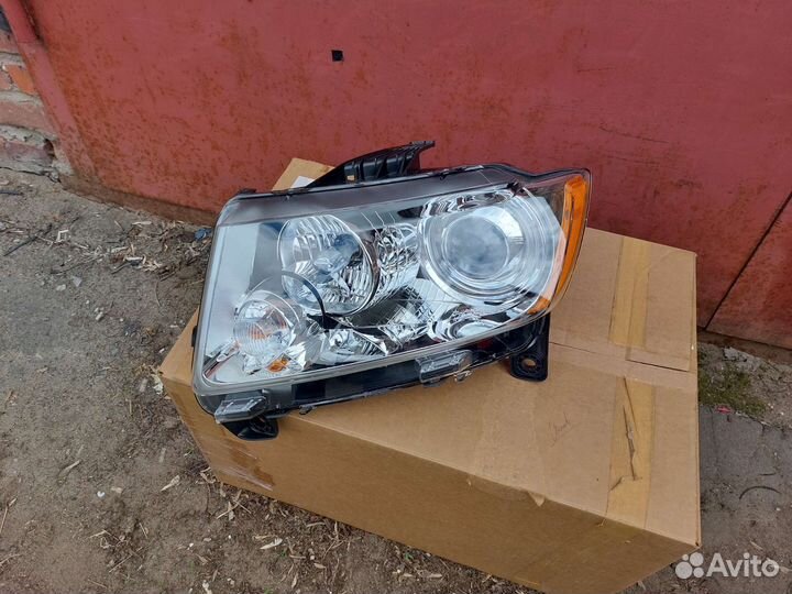 Фара левая Jeep Grand Cherokee WK2 новая оригинал