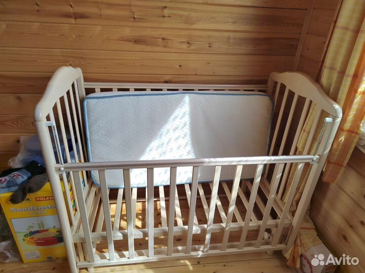 Детская кроватка с маятником