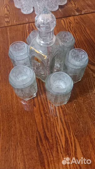 Графин с рюмками,стеклянные стаканы