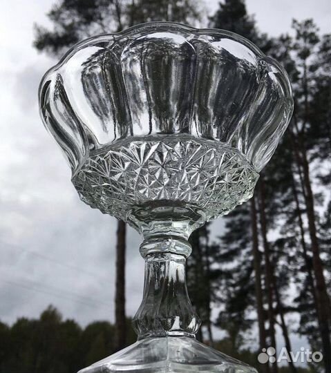 Старинные вазы на ножке