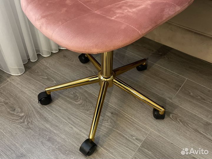 Стул на колесиках