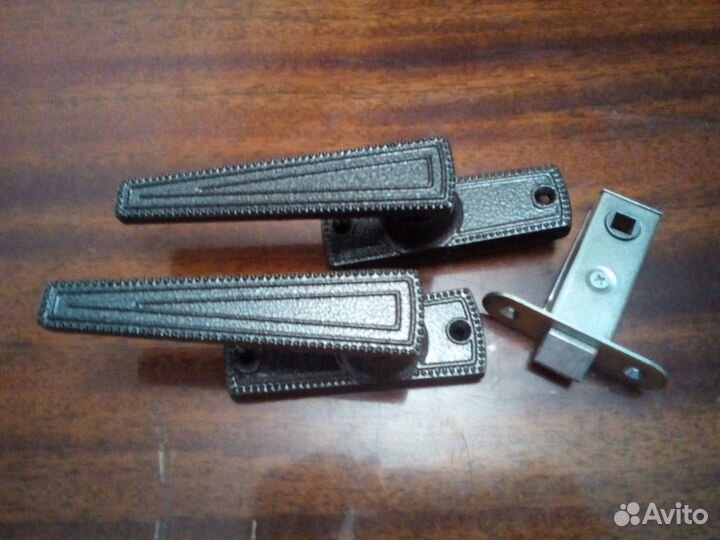 Дверные ручки с защелкой