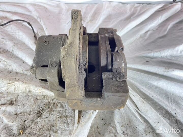 Суппорт тормозной передний левый Bmw 5-Series F10