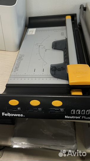 Резак fellowes роликовый для бумаги а4