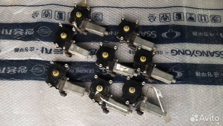 Мотор стеклоподъёмника задний двери левый Ssangyon