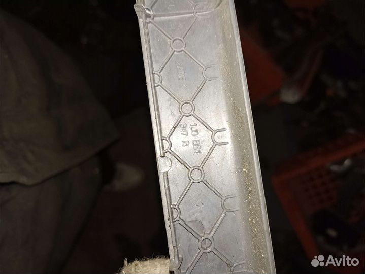 Накладка сиденья левая Skoda Octavia tour