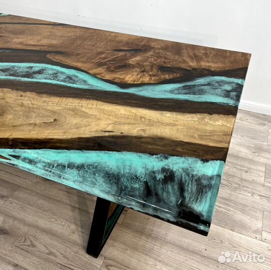Стол из карагача и эпоксидной смолы под заказ