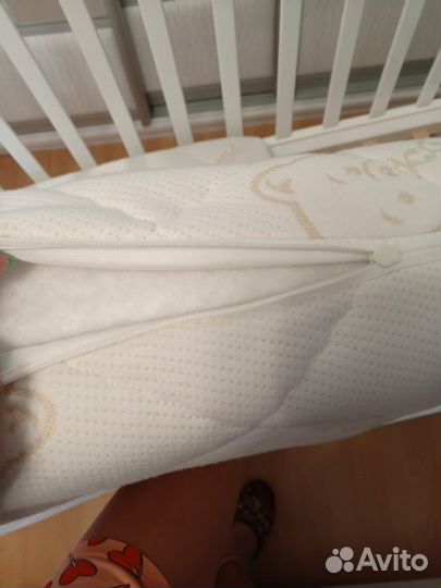 Детская кроватка с маятником и ящиком