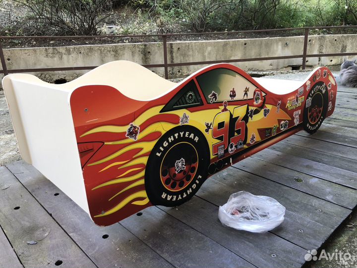 Детская кроватка машинка