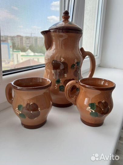 Глиняный кувшин с кружками
