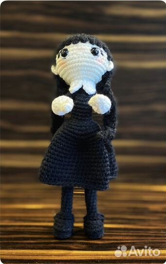 Вязаная кукла «Уэнсдей Адамс» амигуруми