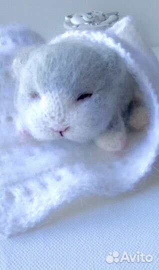 Вязаный спящий котенок, котик