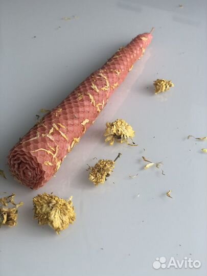 Свеча из вощины розовая с душицей и хризантемой