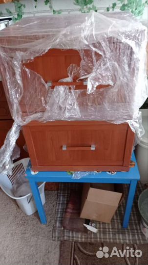 Кровать и две тумбочки