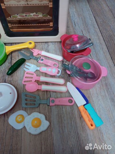 Детская кухня с посудой