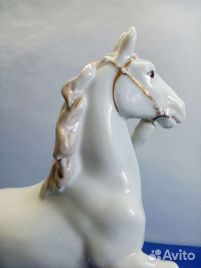 Фарфоровая статуэтка Конезаводчица Гжель