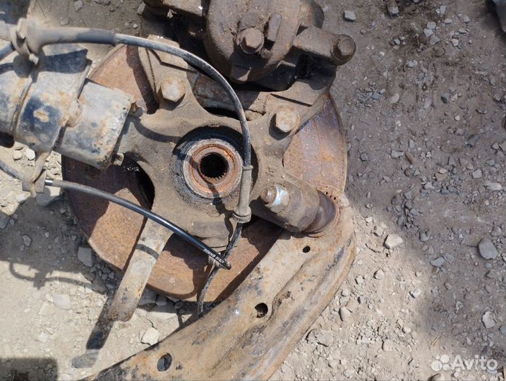 Кулак поворотный левый Nissan Almera N16