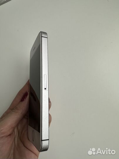 iPhone SE, 64 ГБ