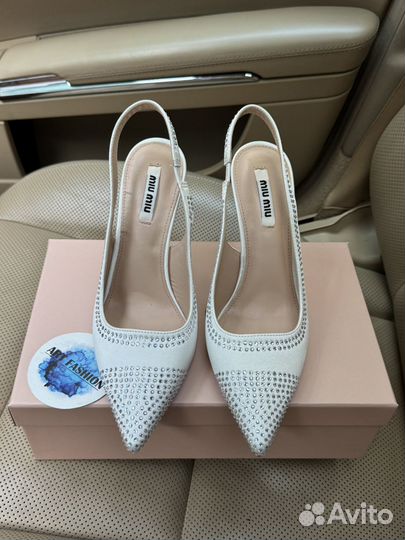 Атласные белые туфли на каблуке Miu Miu