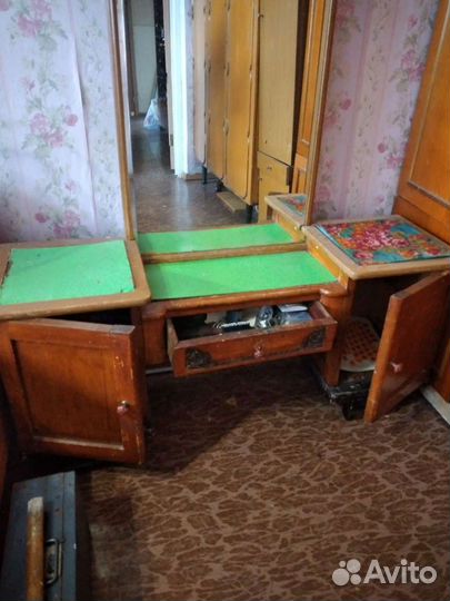 Трюмо с зеркалом