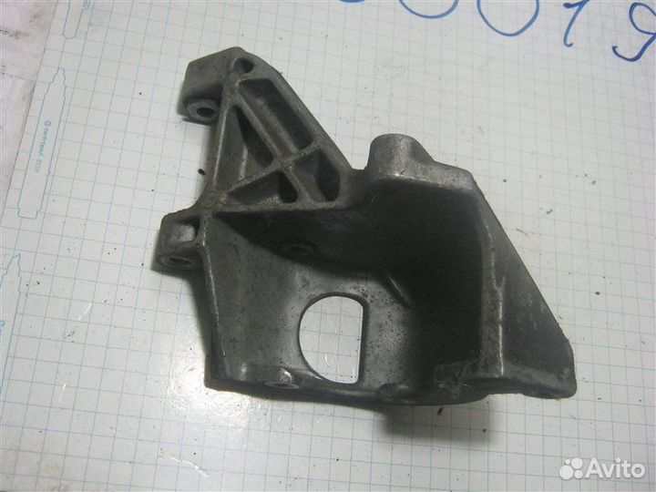 Кронштейн гидроусилителя Volkswagen Passat B4